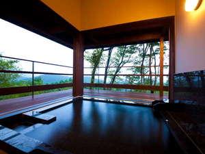 【客室風呂】一例。新館の離れ「龍のひげ」にお泊りの方は部屋付きの温泉を愉しめます。