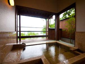 【客室風呂】一例。新館の離れ「龍のひげ」にお泊りの方は部屋付きの温泉を愉しめます。2
