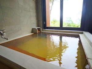 お部屋の半露天風呂からは絶景の湯布院・そして由布岳が一望！