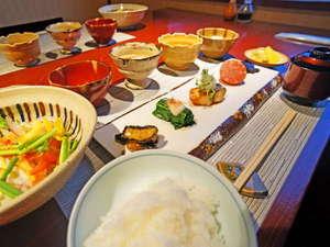 【朝食】夕食のメインがお肉なので、翌朝は身体喜ぶお野菜中心のあっさり和朝食です。