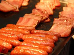 ☆朝食ビュッフェ☆炉端コーナーで焼きたてのベーコンなどをご提供しています