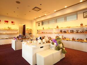 売店では地元のクリエーターさんたちの作品を販売しています