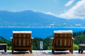 グスクテラスからナゴブルーに輝くオーシャンビューをご堪能ください。