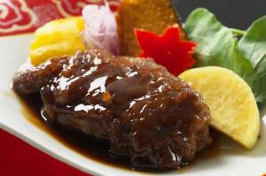 【トロっと卵の黒毛和牛巻き】ナイフを入れると中から濃厚な卵がとろ～っと流れ出る♪イチオシの1品。