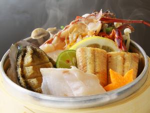 【ゆず蒸し】蓋を開けるとゆずがふわっと香る♪伊勢海老に鮑、本クエに四万十鰻！豪華食材の贅沢なゆず蒸し
