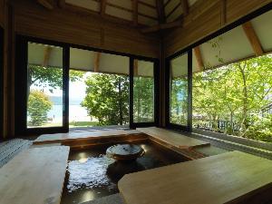 【足湯】お湯に両足を浸してゆらゆら。足を包むお湯のぬくもりに心がほぐれます。