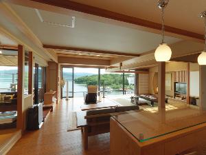 【露天風呂付・湖側】湖の座スイート（客室一例）／大きな窓から、阿寒湖の雄大な景色を眺められます。