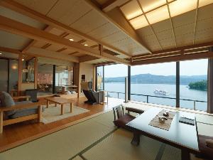 【露天風呂付・湖側】湖の座スイート（客室一例）／和檜が香る広々とした客室露天風呂がございます。