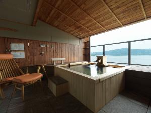 【露天風呂付・湖側】湖の座スイート（客室一例）／檜が香る露天風呂。湖を眺めながらお寛ぎいただけます。