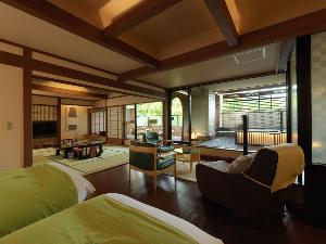 【露天風呂付・山側】森の座スイート（客室一例）／広々としたテラスに、露天風呂がございます。