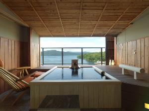 【露天風呂付・湖側】特別室 天の座スイート（客室一例）／阿寒湖の雄大な景色をお愉しみください。