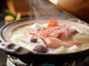 ■和会席「萌木膳」お料理一例／北海道産のめんめ（きんき）を使った、鄙の座ならではの深い味わい。