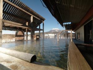 【7階大浴場・石室の湯】金の弓／露天風呂（冬）雄阿寒岳を望むことができます。