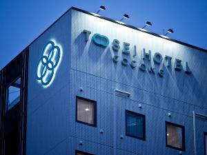 ホテル外観：神田駅西口より徒歩3分、重なりあった4つの円のロゴマークが目印です