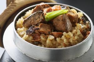 【釜飯】かつおのお出汁と梅の旨味が高知県産のお米に浸み込み、ホクッホクに炊きあげられる釜飯は絶品！