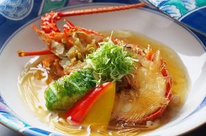 【伊勢海老フカヒレ餡かけ】ぷりぷり食感の伊勢海老を使用したとろっとろのフカヒレ餡をかけた贅沢な一品。