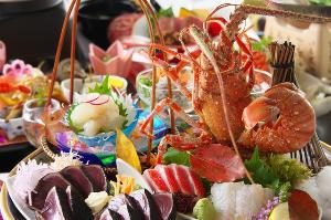 【皿鉢料理】伊勢海老姿造りや藁で炙った鰹のタタキをメインに土佐湾で獲れた新鮮な旬魚のお刺身を盛り付け