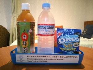 「あおばな茶」＆ミネラルウォーター＆お菓子♪