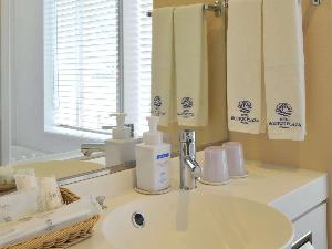 ビューバスタイプのお部屋の洗面台は白を基調にした清楚なつくり☆