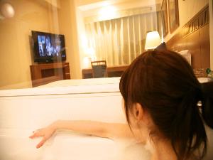 シースルーバスルームはお風呂からテレビもみれちゃう♪もちろん音声はバスルームのスピーカーから♪