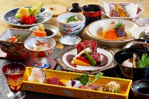 厳選食材をふんだんに使用した特選会席。