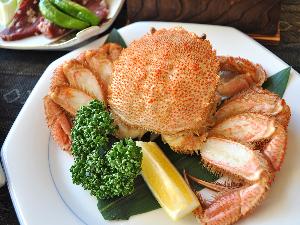 【夕食一例】毛ガニはお一人様一杯。身からカニミソまで贅沢に楽しめます。