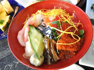 【夕食一例／おもてなしプラン】海の幸を贅沢に使用した生ちらし。