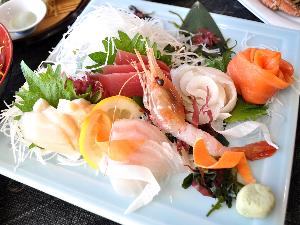 【夕食一例／おもてなしプラン】お刺身6点盛り。