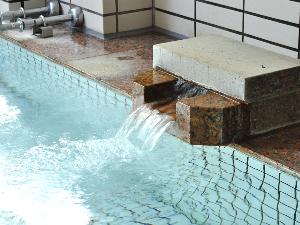 【浴場】「美人の湯」と称される天然温泉で癒しのひとときを。