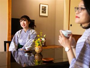 大きな窓に映し出される自然に、心安らぐ。お部屋でのおくつろぎタイム