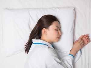 ×【オリジナル快眠枕】寝具メーカーと共同開発した「チョイスピロー」は横向きの体勢でもフィットする設計