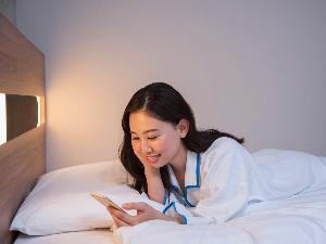 ×【客室】お休みになりながらのスマホ充電にも便利な枕元コンセントを完備