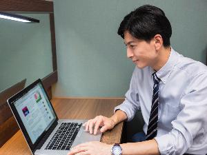 【客室】PCを広げても余裕のある広々デスクスペース