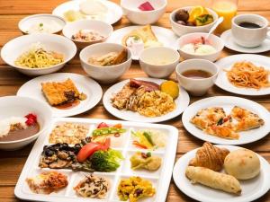  昼食は種類豊富なランチビュッフェ（イメージ）