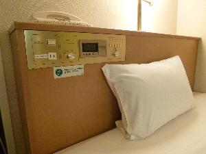 枕元にコンセントを完備