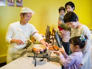 外はカリカリ！中はふわふわ♪サーモンなどを使ったお食事系ワッフルや、ジャムやシロップをかけたデザート系ワッフルに種類豊富なトッピングが魅力！おしゃれな朝食ビュッフェで素敵な時間をお過ごしください。