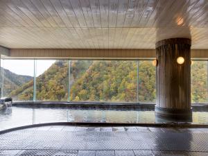 【大雪乃湯（秋）】大きな窓から層雲峡の景色を一望。ちょっと色づいた紅葉も◎