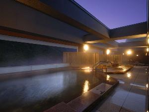 【天空露天　朝陽山】夜の入浴もおすすめです。ゆっくりお寛ぎください
