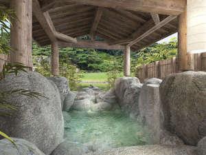 【貸切露天風呂 岩】「檜」・「岩」・「樽」の趣異なる３つの天然温泉貸切風呂。