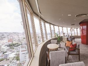 【最上階プレミアラウンジ】首里の高台から那覇市内を見渡せる景色は360度。贅沢時間をお過ごし下さい。