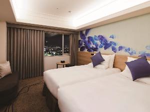 【エグゼクティブツイン／24平米】お部屋の窓からはきらめく那覇の夜景をお楽しみいただけます。