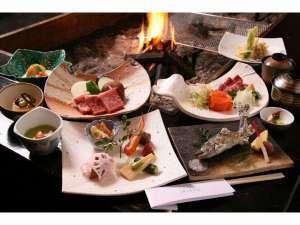 【夕食】山の幸をふんだんに使った全13品の会席料理。お部屋食のプランも有ります／例