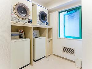 【コインランドリー】客室フロア６階にございます。　洗濯機：300円/1回・4.5kg（洗剤自動投入）　乾燥機：100円/30分