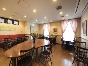 朝食会場マイエ　落ち着いた民芸家具を配置。朝のひと時をお過ごしください。