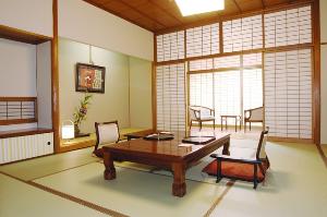 純和風な木の風合いと上質な設えが自慢の落ち着きあるお部屋。