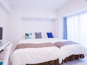 ラージツインルーム 禁煙（26.1平米）／ダブルベッド1台、シングルベッド1台が配置されたお部屋です。