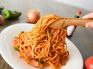 ランチメニュー例／メインのお料理にサラダバー・スープバーが付きます。