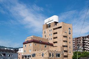 地上8階建てのホテルは住宅地になじむ落ち着いた外観