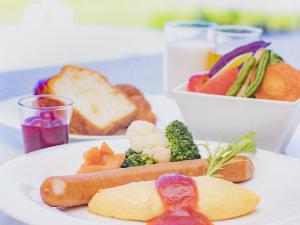 澄んだ朝の底地湾を眺めながら至福のひととき／朝食バイキングイメージ