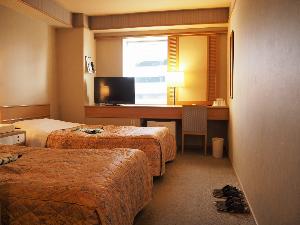 ツインルームです。お部屋全体の照明は電球色となっています。